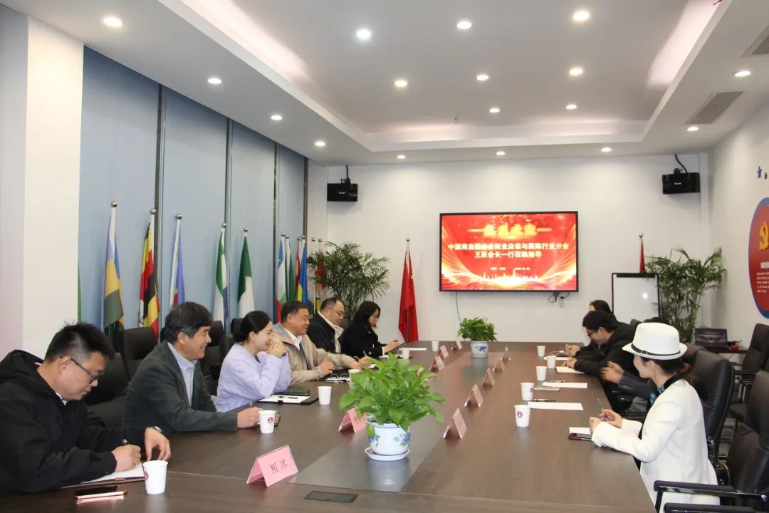 中國(guó)商聯(lián)商業(yè)店裝與展陳行業(yè)分會(huì)會(huì)長(zhǎng)王躍一行到訪浙江工商大學(xué)創(chuàng)業(yè)園參觀交流、共促發(fā)展