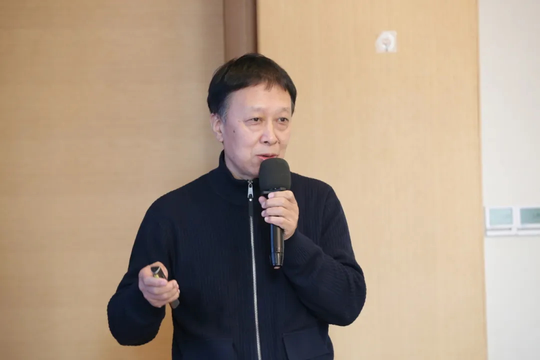 常宏裝飾總工程師孫德峰在河北省建筑裝飾優(yōu)質(zhì)工程觀摩交流活動(dòng)暨冀建裝總工論壇作演講分享