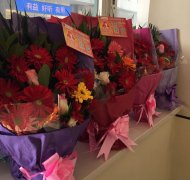 花送雷鋒手，情暖雷鋒心——“萬朵鮮花送雷鋒”活動(dòng)溫暖落幕